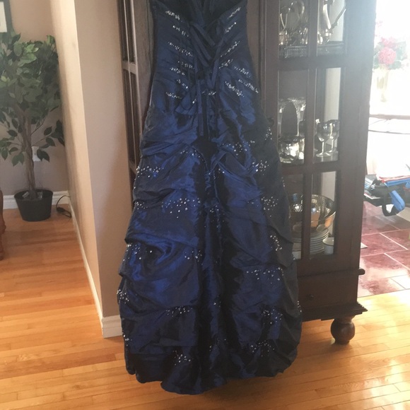 Beautiful prom gown - Picture 7 of 16